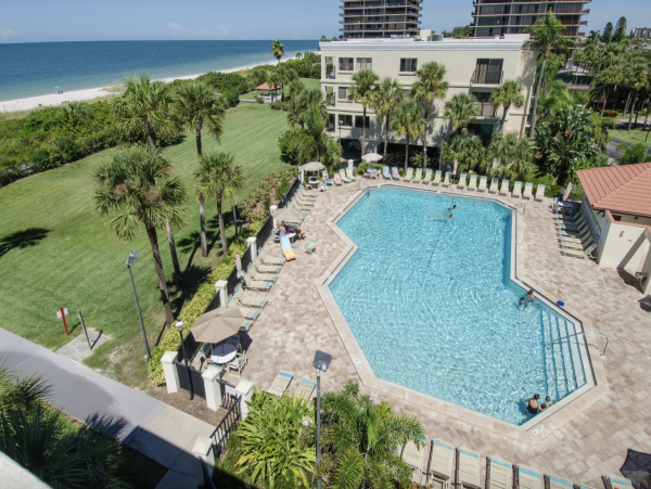 Luxurious Bayfront Condo Steps to beach
